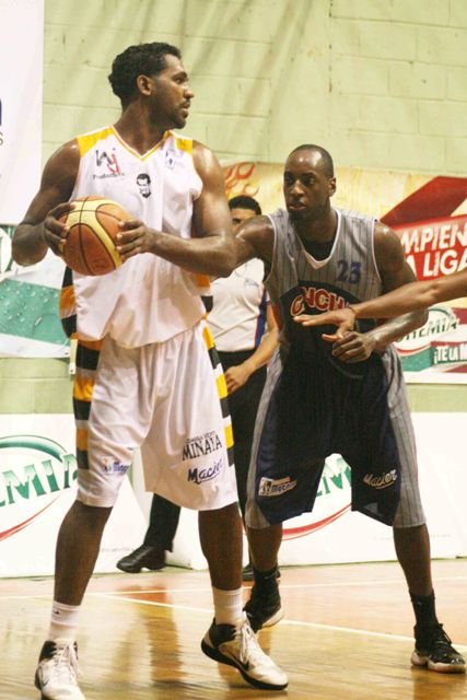 Marlon Martínez (Don Bosco) es defendido por Lavell Payne (La Cancha)